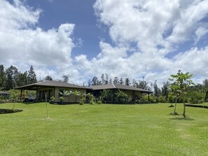 Exterior - Private guest house on gorgeous tropical 3 acre estate perfect central location. (Keaau)