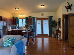 Smart-TV, bøker og stereoanlegg