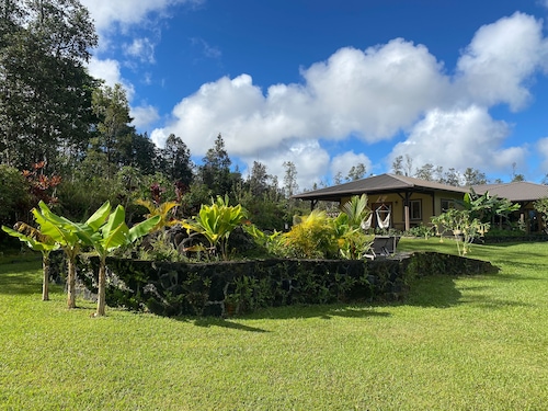 Private guest house on gorgeous tropical 3 acre estate perfect central location.