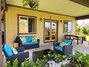 Outdoor dining - Private guest house on gorgeous tropical 3 acre estate perfect central location. (Keaau)