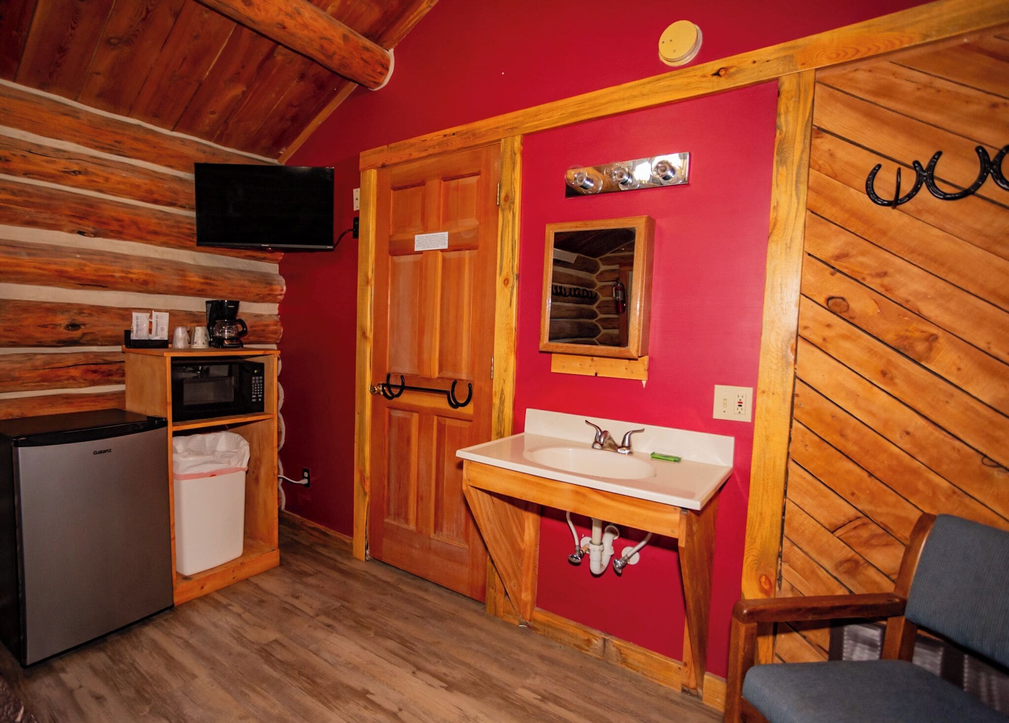 romantic cabin, 1 king bed, patio, mountain view | 1 bedroom, free wifi, bed sheets