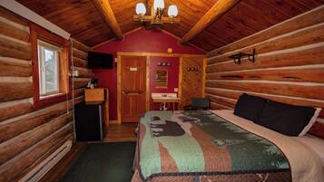 Romantic Cabin, 1 King Bed, Patio, Mountain View | Free WiFi, bed sheets