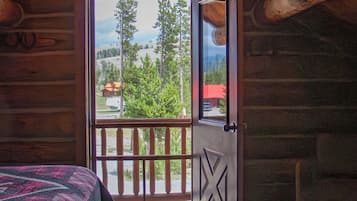 Family Cabin, Balcony, Mountain View | Free WiFi, bed sheets