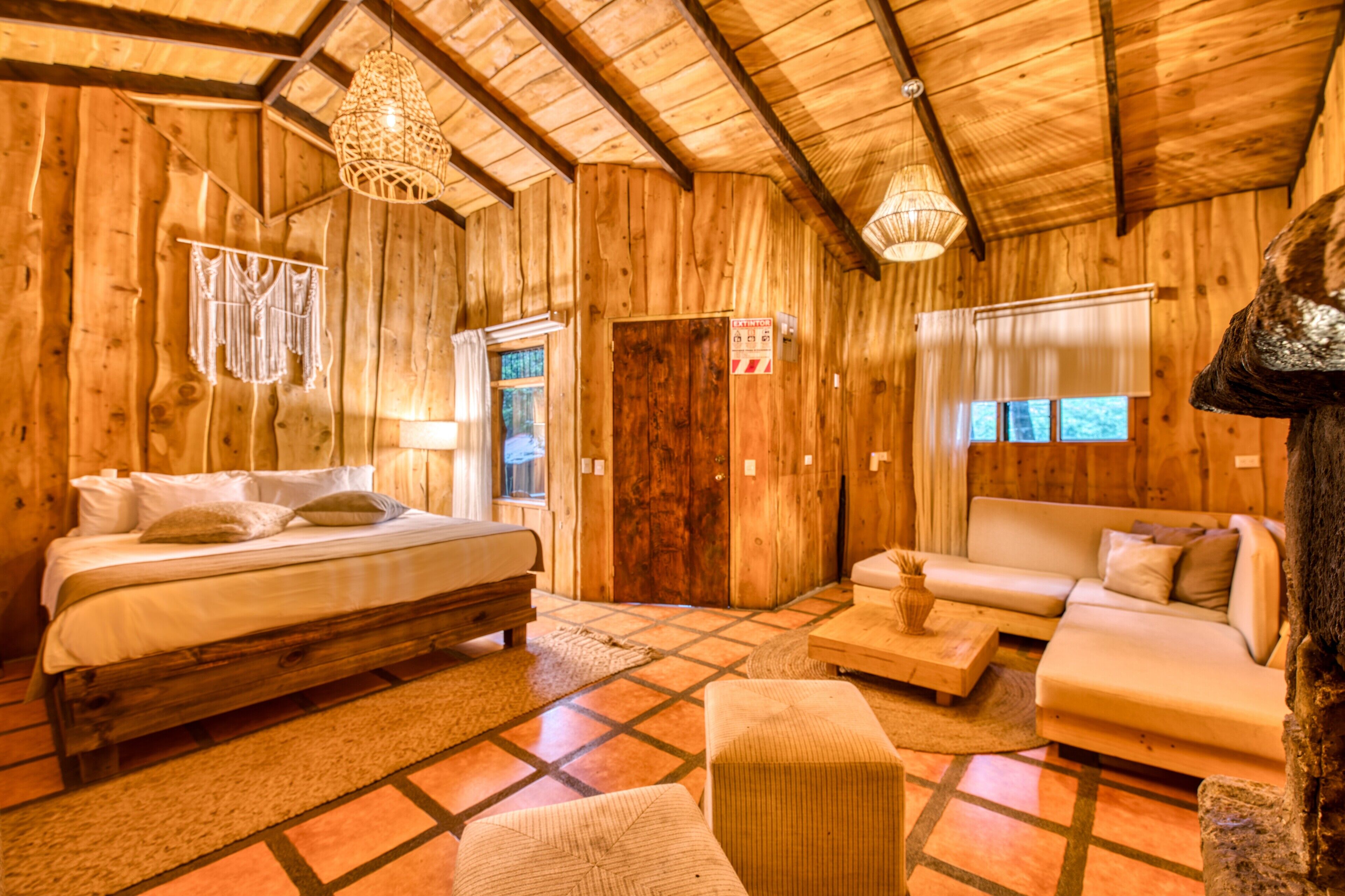 小型开间套房 | 高档床上用品、羽绒被、办公桌、笔记本电脑工作区