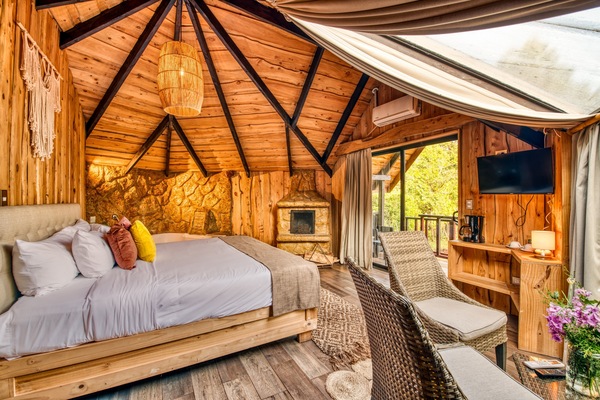 Deluxe Cabin | 2 bedrooms, premium bedding, down duvets, desk