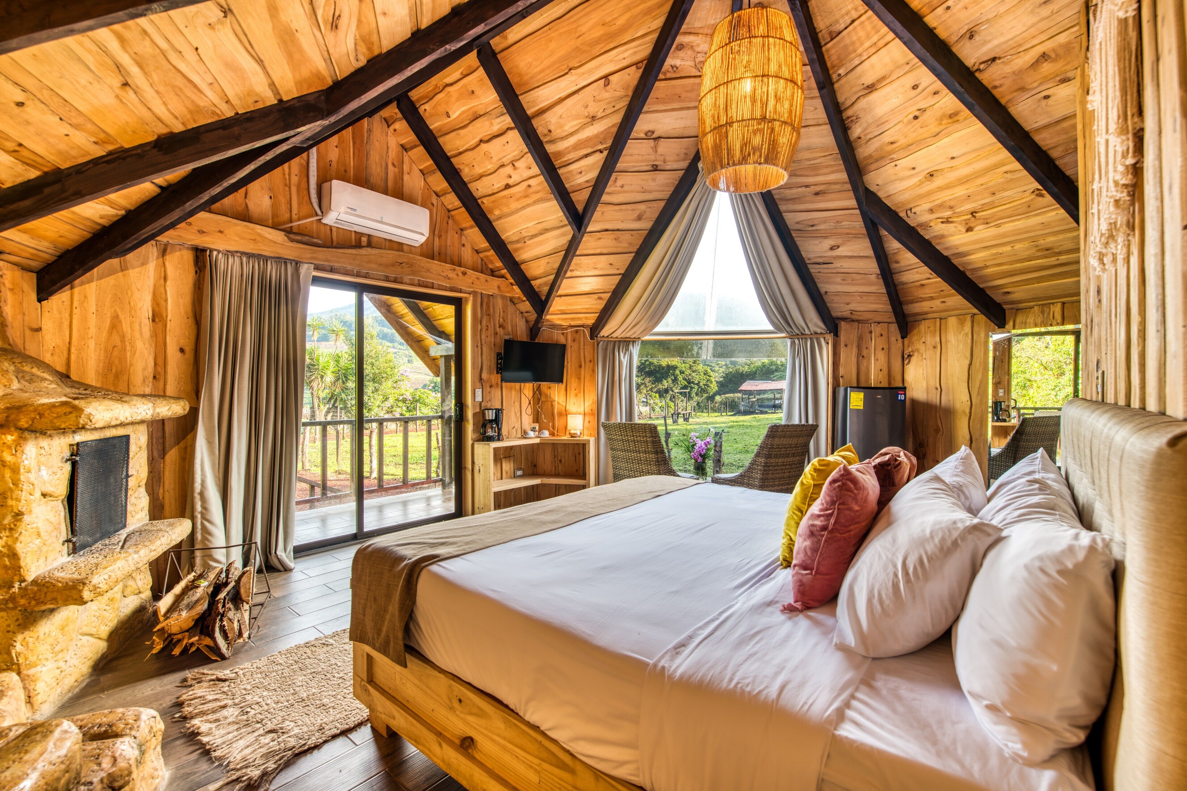 Deluxe Cabin | Premium bedding, down comforters, desk, laptop workspace