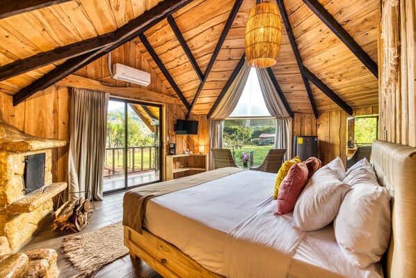 Deluxe Cabin | Premium bedding, down comforters, desk, laptop workspace - Hotel & Spa El Escondite de la Montaña (Sabana Redonda)
