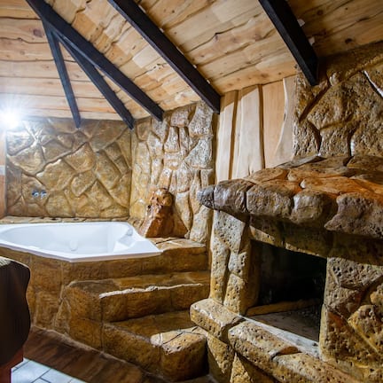 Deluxe Cabin | Premium bedding, down comforters, desk, laptop workspace