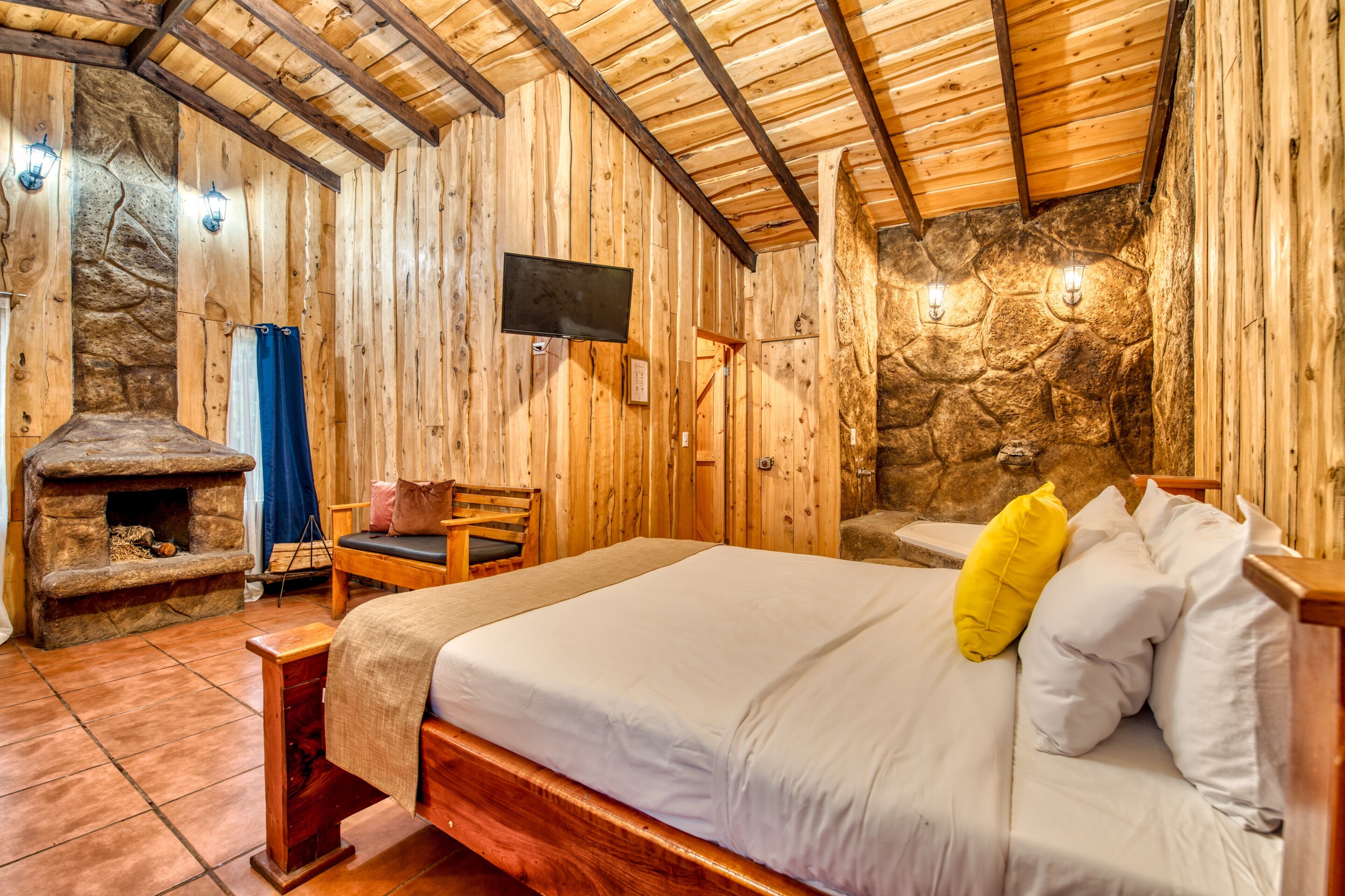 高级小屋, 1 张大床 | 高档床上用品、羽绒被、办公桌、笔记本电脑工作区