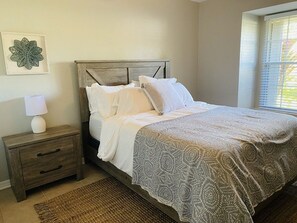 4 bedrooms, iron/ironing board, free WiFi, bed sheets - Cheerful 4-Bedroom 2- Bathroom house with a pool (Cape Coral)