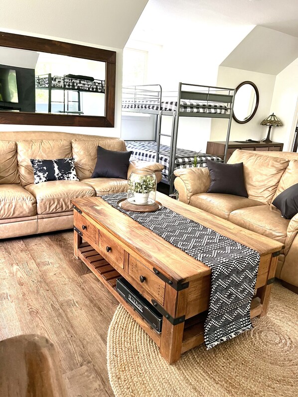 TV, peis, DVD-spiller og bøker