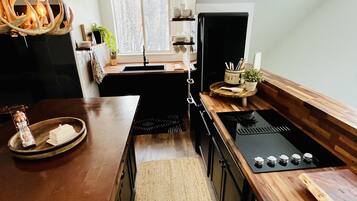 Refrigerador, microondas, parrilla de estufa y cafetera y tetera