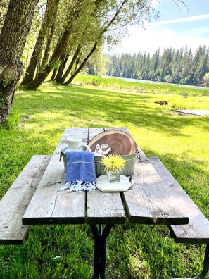 Outdoor dining - Cozy loft on Hayden Lake, near Silverwood, 15m to Coeur d Alene, Private events (Hayden)