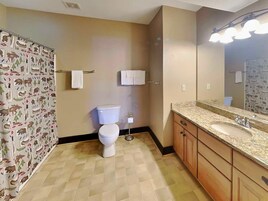 Un baño con inodoro, lavabo y espejo.