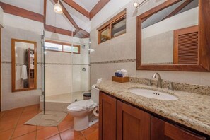 Bathroom - The Coast Beachfront Hotel (Tamarindo)