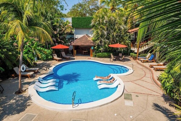 Una piscina al aire libre