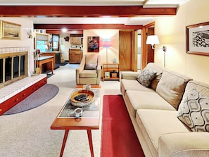 House, Multiple Beds, Hot Tub | Living area | 40-inch TV with cable channels, fireplace