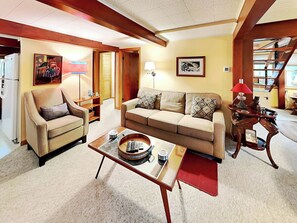House, Multiple Beds, Hot Tub | Living area | 40-inch TV with cable channels, fireplace