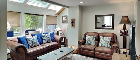 House (3 Bedrooms) | Living area | 40-inch TV with cable channels, fireplace, DVD player