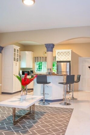 Fridge, microwave, oven, stovetop - TGE: Modern 7bd-8bt - private chef- Pool (Sandy Bay)