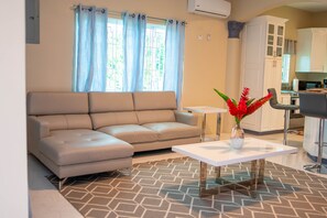 Téléviseur connecté, livres, chaîne audio