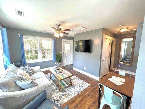 Stylish Cozy Tree House & Pet Friendly!