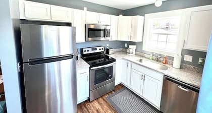 Stylish Cozy Tree House & Pet Friendly!
