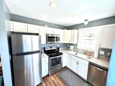Stylish Cozy Tree House & Pet Friendly!