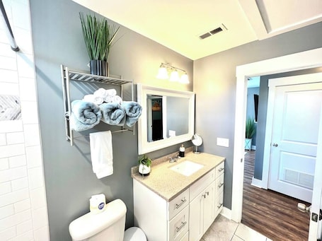 Combined shower/tub, hair dryer, towels, soap. Stylish Cozy Tree House & Pet Friendly!