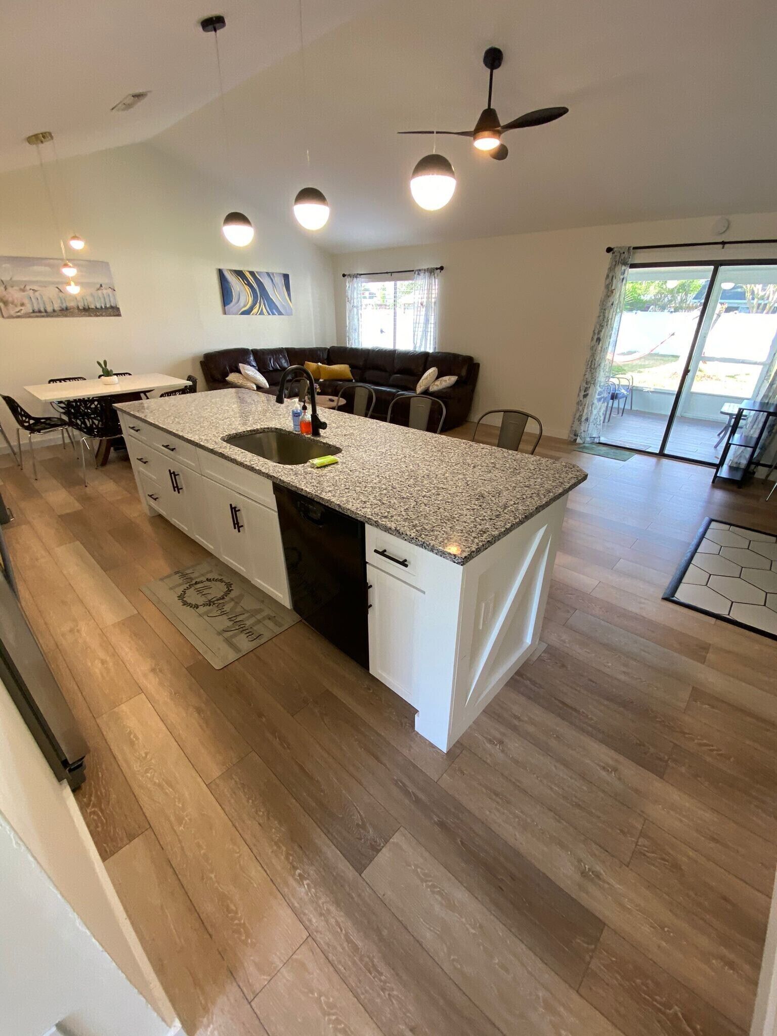 Relaxing pool in Jacksonville, FL. 3 Bedroom 3 bathrooms , wifi & free parking. 