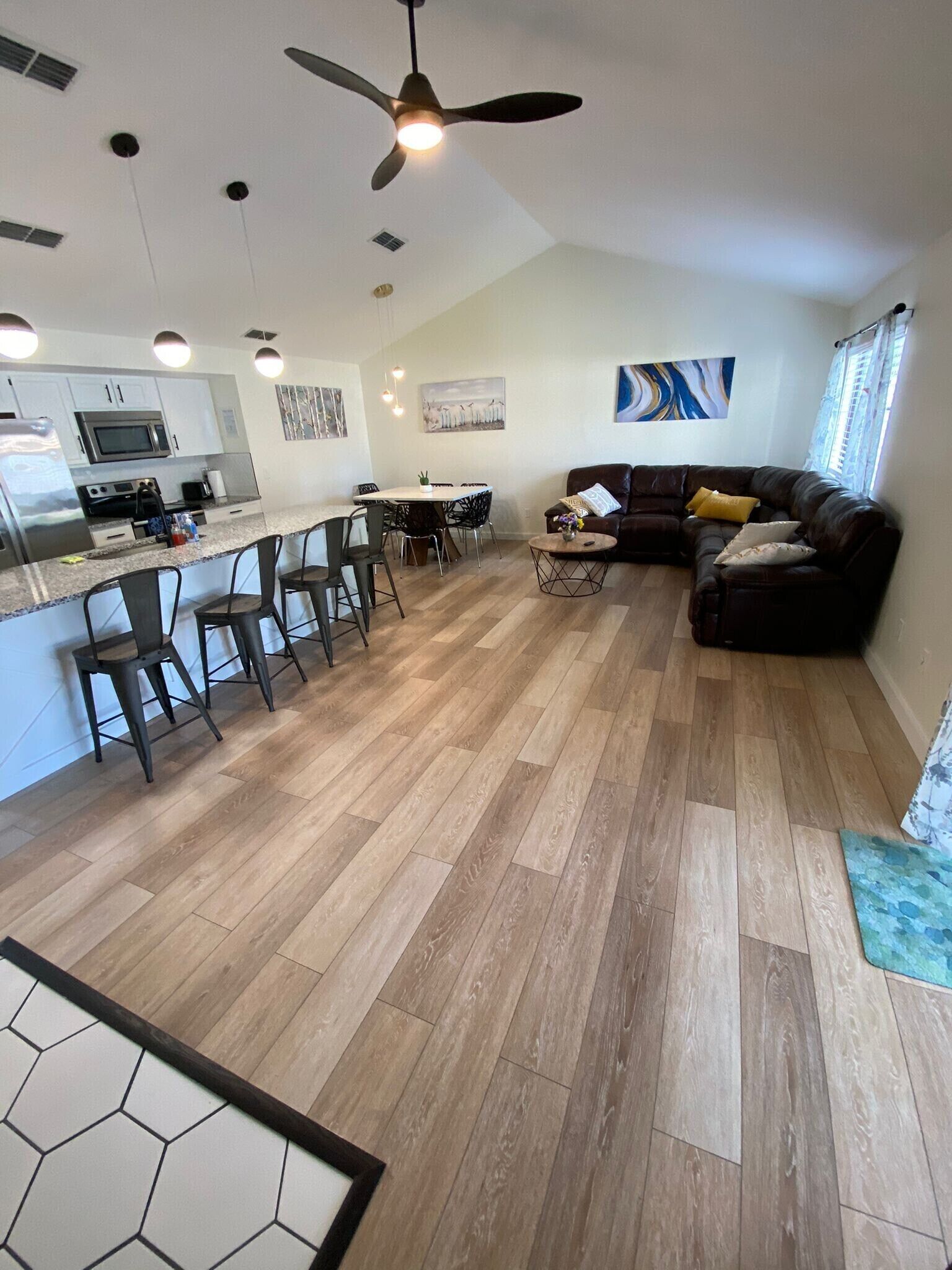 Relaxing pool in Jacksonville, FL. 3 Bedroom 3 bathrooms , wifi & free parking. 