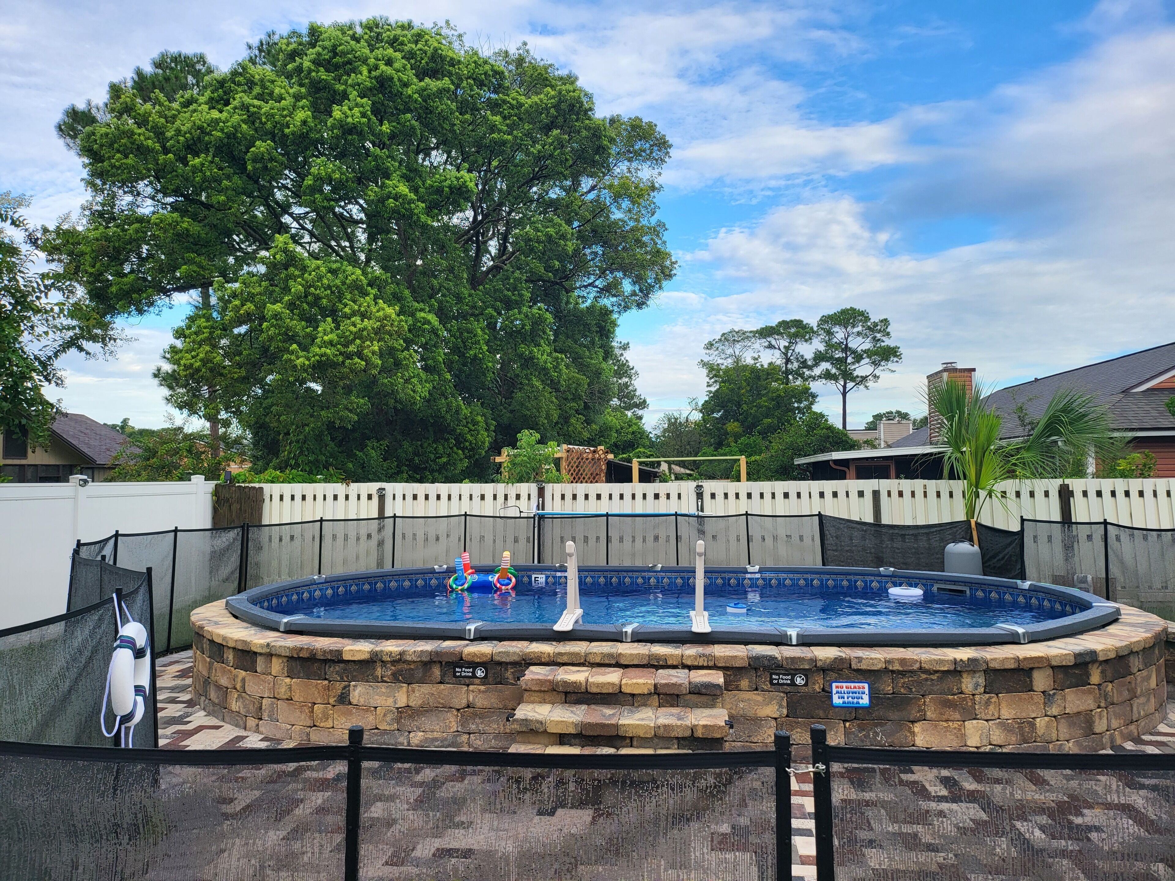 Relaxing pool in Jacksonville, FL. 3 Bedroom 3 bathrooms , wifi & free parking. 