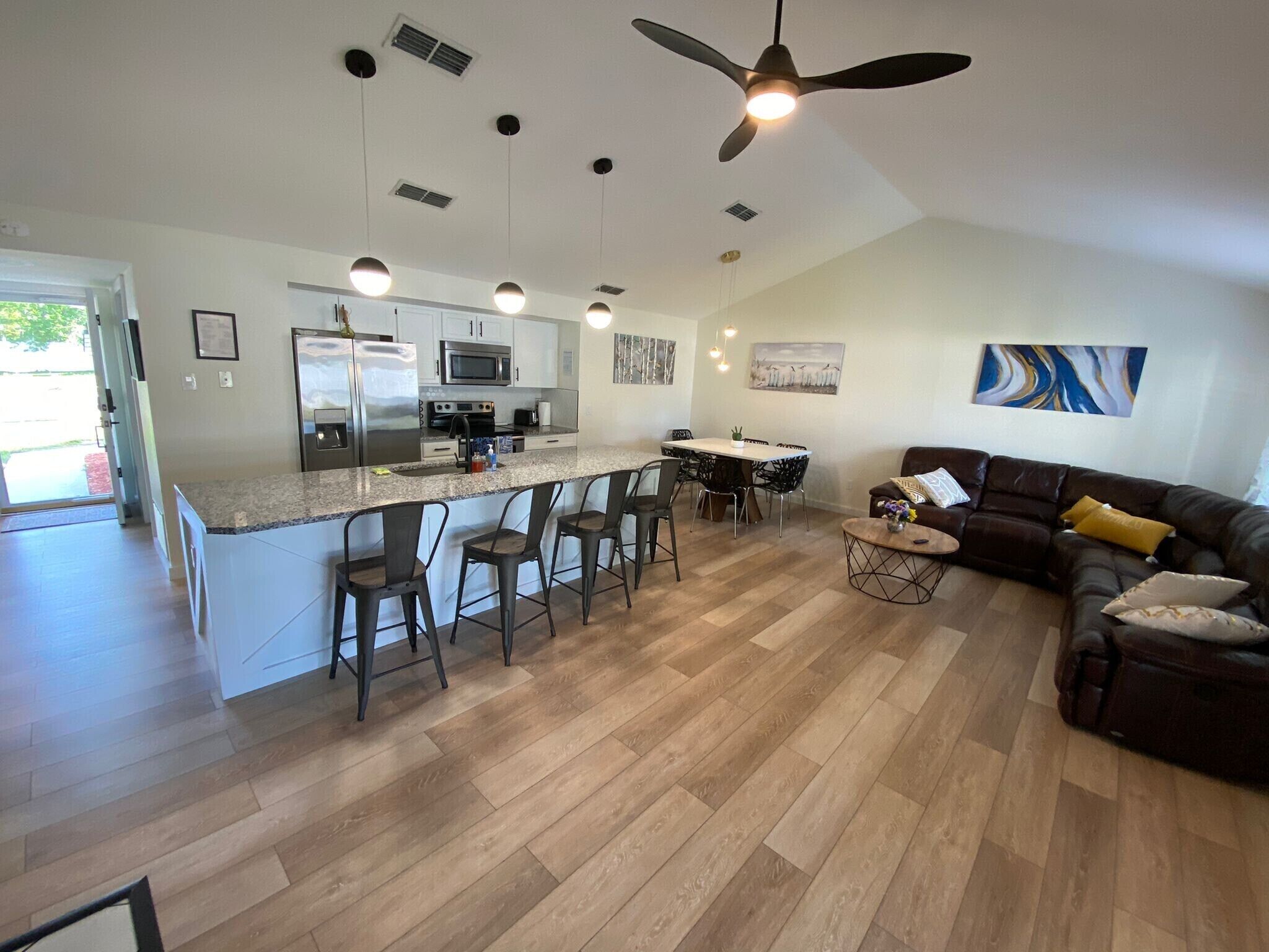 Relaxing pool in Jacksonville, FL. 3 Bedroom 3 bathrooms , wifi & free parking. 