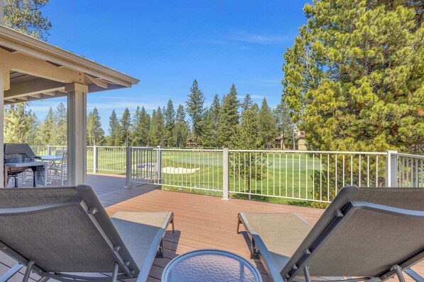Outdoor dining - On the Meadows golf course, amazing views, pet friendly, private hot tub, 10 Sharc passes for 2026, AC, great location to the Village at Sunriver (Sunriver)