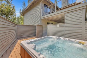 Outdoor spa tub - On the Meadows golf course, amazing views, pet friendly, private hot tub, 10 Sharc passes for 2026, AC, great location to the Village at Sunriver (Sunriver)