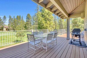 Outdoor dining - On the Meadows golf course, amazing views, pet friendly, private hot tub, 10 Sharc passes for 2026, AC, great location to the Village at Sunriver (Sunriver)