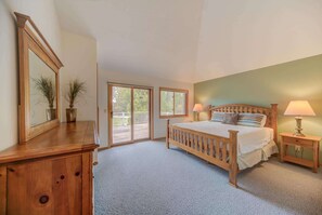 4 bedrooms, iron/ironing board, WiFi - On the Meadows golf course, amazing views, pet friendly, private hot tub, 10 Sharc passes for 2026, AC, great location to the Village at Sunriver (Sunriver)