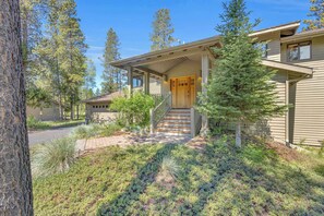 Exterior - On the Meadows golf course, amazing views, pet friendly, private hot tub, 10 Sharc passes for 2026, AC, great location to the Village at Sunriver (Sunriver)