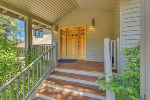 Exterior - On Meadows golf course, Hot tub, 10 SHARC, AC view! (Bend)