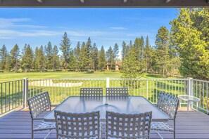 Outdoor dining - On Meadows golf course, Hot tub, 10 SHARC, AC view! (Bend)