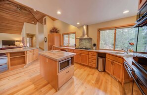 Fridge, microwave, oven, stovetop - On the Meadows golf course, amazing views, pet friendly, private hot tub, 10 Sharc passes for 2026, AC, great location to the Village at Sunriver (Sunriver)