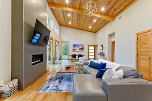 Smart TV, fireplace
