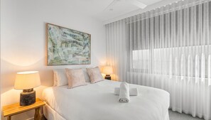 3 室のベッドルーム、WiFi (無料)、ベッドシーツ