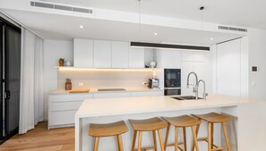 Fridge, oven, dishwasher, dining tables - Coolum First Bay 121 (Coolum Beach)