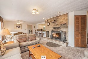 House, Multiple Beds, Hot Tub | Living room | 40-inch TV with cable channels, fireplace
