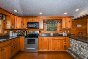 House, Multiple Beds, Hot Tub | Private kitchen | Fridge, microwave, oven, stovetop