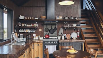 Fridge, oven, stovetop, coffee/tea maker