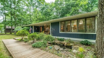 House (3 Bedrooms) | Property amenity