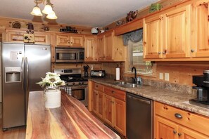 Full-sized fridge, microwave, oven, stovetop