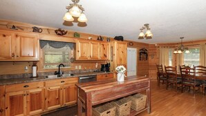 Full-size fridge, microwave, oven, stovetop